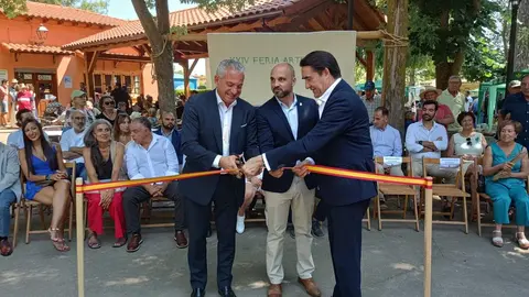 El delegado del Gobierno, Nicanor Sen, y el consejero de Medio Ambiente, Vivienda y Ordenación del Territorio, Juan Carlos Suárez-Quiñones, asisten a la XXV edición de la Feria de Artesanía de Val de San Lorenzo (León). Foto: Campillo