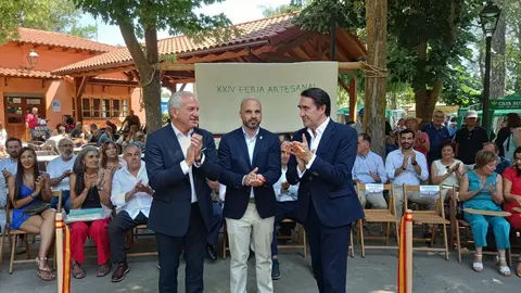 El delegado del Gobierno, Nicanor Sen, y el consejero de Medio Ambiente, Vivienda y Ordenación del Territorio, Juan Carlos Suárez-Quiñones, asisten a la XXV edición de la Feria de Artesanía de Val de San Lorenzo (León). Foto: Campillo
