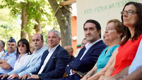 El delegado del Gobierno, Nicanor Sen, y el consejero de Medio Ambiente, Vivienda y Ordenación del Territorio, Juan Carlos Suárez-Quiñones, asisten a la XXV edición de la Feria de Artesanía de Val de San Lorenzo (León). Foto: Campillo