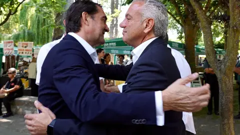 El delegado del Gobierno, Nicanor Sen, y el consejero de Medio Ambiente, Vivienda y Ordenación del Territorio, Juan Carlos Suárez-Quiñones, asisten a la XXV edición de la Feria de Artesanía de Val de San Lorenzo (León). Foto: Campillo