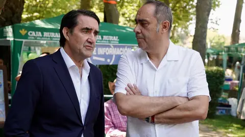 El delegado del Gobierno, Nicanor Sen, y el consejero de Medio Ambiente, Vivienda y Ordenación del Territorio, Juan Carlos Suárez-Quiñones, asisten a la XXV edición de la Feria de Artesanía de Val de San Lorenzo (León). Foto: Campillo