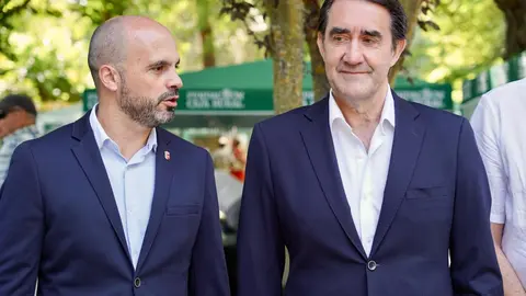 El delegado del Gobierno, Nicanor Sen, y el consejero de Medio Ambiente, Vivienda y Ordenación del Territorio, Juan Carlos Suárez-Quiñones, asisten a la XXV edición de la Feria de Artesanía de Val de San Lorenzo (León). Foto: Campillo