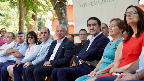 El delegado del Gobierno, Nicanor Sen, y el consejero de Medio Ambiente, Vivienda y Ordenación del Territorio, Juan Carlos Suárez-Quiñones, asisten a la XXV edición de la Feria de Artesanía de Val de San Lorenzo (León). Foto: Campillo