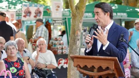 El delegado del Gobierno, Nicanor Sen, y el consejero de Medio Ambiente, Vivienda y Ordenación del Territorio, Juan Carlos Suárez-Quiñones, asisten a la XXV edición de la Feria de Artesanía de Val de San Lorenzo (León). Foto: Campillo