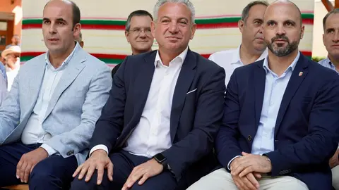 El delegado del Gobierno, Nicanor Sen, y el consejero de Medio Ambiente, Vivienda y Ordenación del Territorio, Juan Carlos Suárez-Quiñones, asisten a la XXV edición de la Feria de Artesanía de Val de San Lorenzo (León). Foto: Campillo