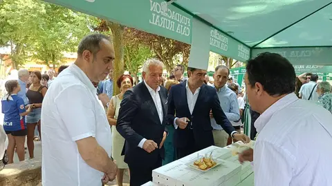 El delegado del Gobierno, Nicanor Sen, y el consejero de Medio Ambiente, Vivienda y Ordenación del Territorio, Juan Carlos Suárez-Quiñones, asisten a la XXV edición de la Feria de Artesanía de Val de San Lorenzo (León).