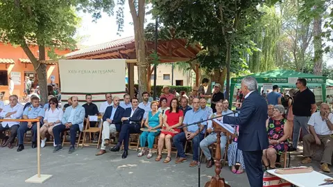 El delegado del Gobierno, Nicanor Sen, y el consejero de Medio Ambiente, Vivienda y Ordenación del Territorio, Juan Carlos Suárez-Quiñones, asisten a la XXV edición de la Feria de Artesanía de Val de San Lorenzo (León).