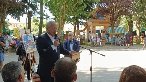 El delegado del Gobierno, Nicanor Sen, y el consejero de Medio Ambiente, Vivienda y Ordenación del Territorio, Juan Carlos Suárez-Quiñones, asisten a la XXV edición de la Feria de Artesanía de Val de San Lorenzo (León).