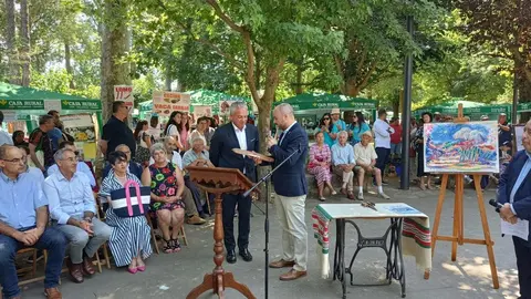 El delegado del Gobierno, Nicanor Sen, y el consejero de Medio Ambiente, Vivienda y Ordenación del Territorio, Juan Carlos Suárez-Quiñones, asisten a la XXV edición de la Feria de Artesanía de Val de San Lorenzo (León).