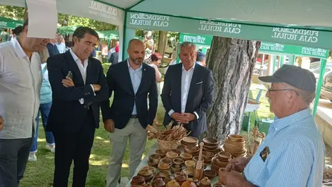 El delegado del Gobierno, Nicanor Sen, y el consejero de Medio Ambiente, Vivienda y Ordenación del Territorio, Juan Carlos Suárez-Quiñones, asisten a la XXV edición de la Feria de Artesanía de Val de San Lorenzo (León).