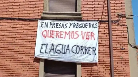 Manifestación de vecinos del Órbigo contra el cierre de la presa de la Tierra. Foto: Marta del Riego