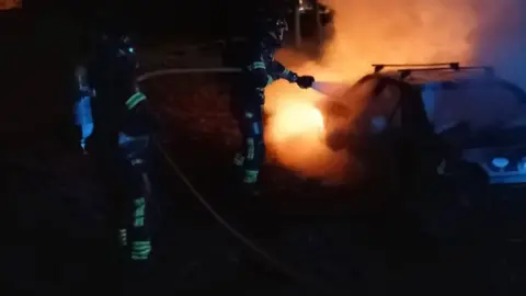 Las llamas calcinan un vehículo de madrugada en San Mamés de la Vega. Foto: Sepeis