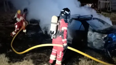 Las llamas calcinan un vehículo de madrugada en San Mamés de la Vega. Foto: Sepeis