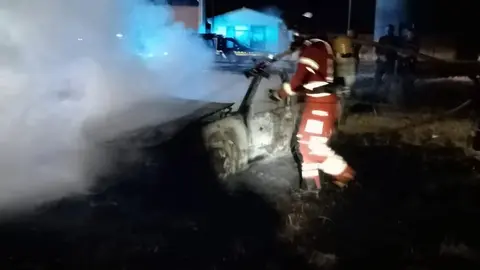 Las llamas calcinan un vehículo de madrugada en San Mamés de la Vega. Foto: Sepeis