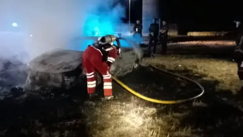Las llamas calcinan un vehículo de madrugada en San Mamés de la Vega. Foto: Sepeis