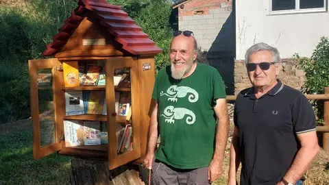 Mini biblioteca de libros libres en San Esteban de Valdueza (León), impulsadas por A Plena Cultura.