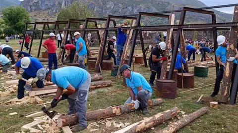 El II Concurso Nacional de Entibadores Mineros en Cabrillanes reivindica una profesión clave en la historia minera leonesa, hoy desaparecida pero aún viva gracias a la tradición y el reconocimiento popular