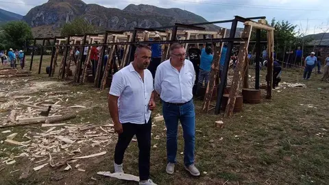 El II Concurso Nacional de Entibadores Mineros en Cabrillanes reivindica una profesión clave en la historia minera leonesa, hoy desaparecida pero aún viva gracias a la tradición y el reconocimiento popular