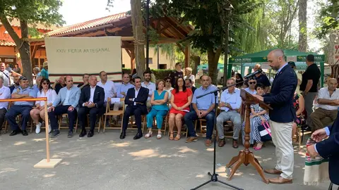 El vicepresidente de la Diputación de León, Valentín Martínez, ha asistido este sábado a la inauguración de la XXIV Feria Artesanal de Val de San Lorenzo.