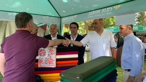 El vicepresidente de la Diputación de León, Valentín Martínez, ha asistido este sábado a la inauguración de la XXIV Feria Artesanal de Val de San Lorenzo.
