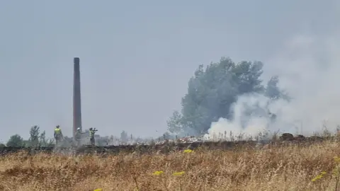 Los Bomberos sofocan un conato de incendio junto al Hospital de León. Foto: M.C.
