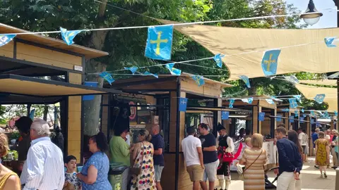 La II Astur Feria cierra con éxito de público, música tradicional, gastronomía y un ambiente festivo que ha llenado de vida el Jardín de los Patos.
