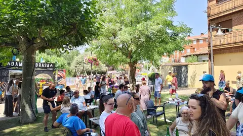 La II Astur Feria cierra con éxito de público, música tradicional, gastronomía y un ambiente festivo que ha llenado de vida el Jardín de los Patos.