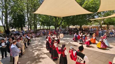 La II Astur Feria cierra con éxito de público, música tradicional, gastronomía y un ambiente festivo que ha llenado de vida el Jardín de los Patos.