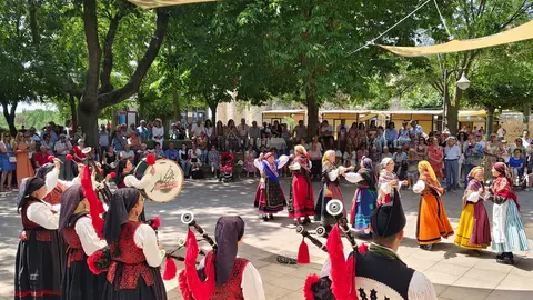 La II Astur Feria cierra con éxito de público, música tradicional, gastronomía y un ambiente festivo que ha llenado de vida el Jardín de los Patos.