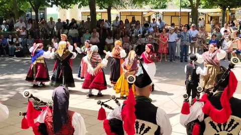 La II Astur Feria cierra con éxito de público, música tradicional, gastronomía y un ambiente festivo que ha llenado de vida el Jardín de los Patos.