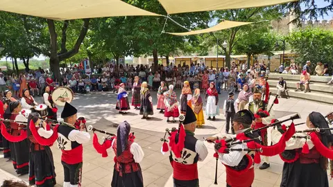 La II Astur Feria cierra con éxito de público, música tradicional, gastronomía y un ambiente festivo que ha llenado de vida el Jardín de los Patos.