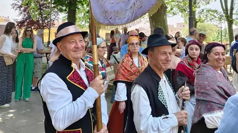 La II Astur Feria cierra con éxito de público, música tradicional, gastronomía y un ambiente festivo que ha llenado de vida el Jardín de los Patos.