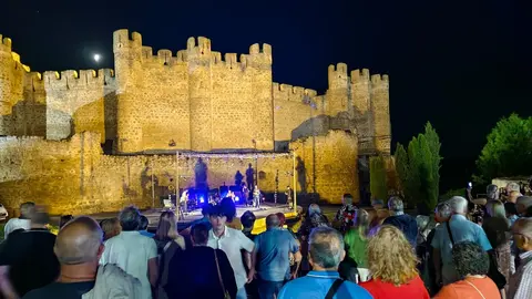 La II Astur Feria cierra con éxito de público, música tradicional, gastronomía y un ambiente festivo que ha llenado de vida el Jardín de los Patos.