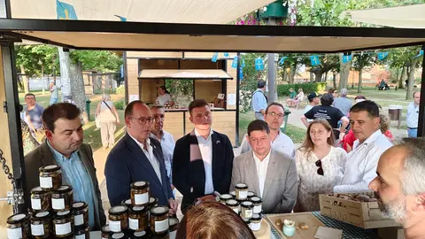La II Astur Feria cierra con éxito de público, música tradicional, gastronomía y un ambiente festivo que ha llenado de vida el Jardín de los Patos.