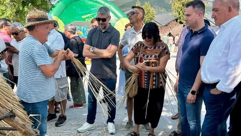 Vega de Espinareda ha vuelto a vivir este domingo 3 de agosto una de sus jornadas más tradicionales y festivas con la celebración de la Feria del Espino, una cita que hunde sus raíces en el año 1317.
