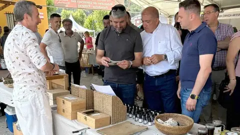 Vega de Espinareda ha vuelto a vivir este domingo 3 de agosto una de sus jornadas más tradicionales y festivas con la celebración de la Feria del Espino, una cita que hunde sus raíces en el año 1317.
