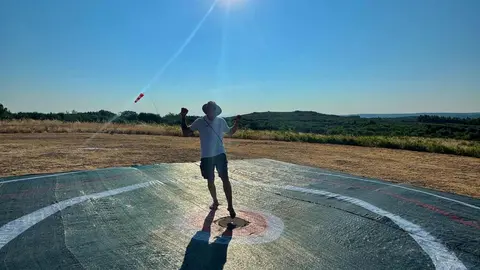 El parapentista leonés Víctor Rodríguez, conocido como ‘Moncho’, ha vuelto a escribir una página dorada en su ya extensa trayectoria deportiva al proclamarse campeón de España de Accuracy, o campeonato nacional de precisión en parapente, en la prueba celebrada este fin de semana en Baltar (Galicia).