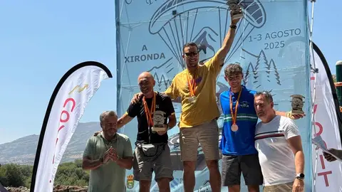 El parapentista leonés Víctor Rodríguez, conocido como ‘Moncho’, ha vuelto a escribir una página dorada en su ya extensa trayectoria deportiva al proclamarse campeón de España de Accuracy, o campeonato nacional de precisión en parapente, en la prueba celebrada este fin de semana en Baltar (Galicia).