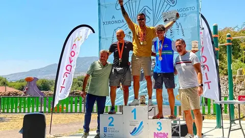 El parapentista leonés Víctor Rodríguez, conocido como ‘Moncho’, ha vuelto a escribir una página dorada en su ya extensa trayectoria deportiva al proclamarse campeón de España de Accuracy, o campeonato nacional de precisión en parapente, en la prueba celebrada este fin de semana en Baltar (Galicia).