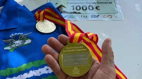 El parapentista leonés Víctor Rodríguez, conocido como ‘Moncho’, ha vuelto a escribir una página dorada en su ya extensa trayectoria deportiva al proclamarse campeón de España de Accuracy, o campeonato nacional de precisión en parapente, en la prueba celebrada este fin de semana en Baltar (Galicia).
