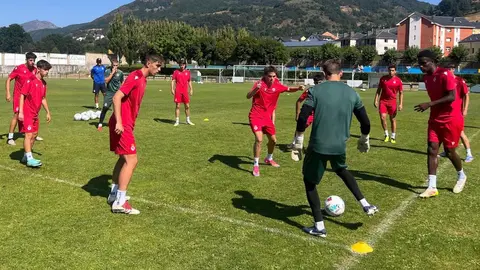 La plantilla de la Cultural y Deportiva Leonesa, este lunes, durante su stage en Villablino. Fotos CyDLeonesa