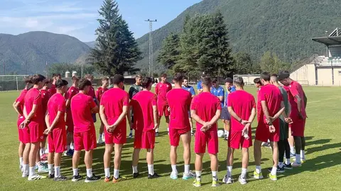 La plantilla de la Cultural y Deportiva Leonesa, este lunes, durante su stage en Villablino. Fotos CyDLeonesa (1)