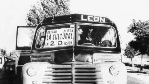 Pasión por la Cultural, un autobús listo para animar al equipo en el camino hacia el ascenso.