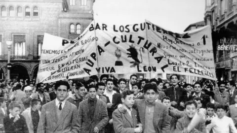 Aficionados recorren León para animar a la Cultural en la lucha por el ascenso.