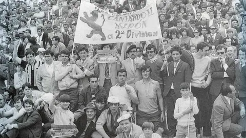 Aficionados de la Cultural celebrando un ascenso a Segunda.