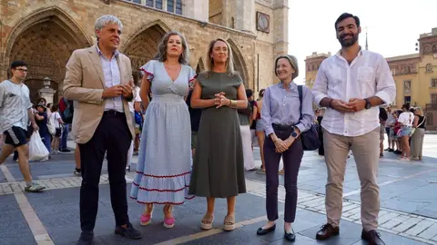 La vicesecretaria nacional de Coordinación Sectorial del PP, Alma Ezcurra, comparece para hablar de actualidad política durante su visita León acompañada del secretario provincial, Eduardo Diego, y el portavoz en el Ayuntamiento de la capital, David Fernández. Foto: Campillo