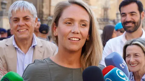 La vicesecretaria nacional de Coordinación Sectorial del PP, Alma Ezcurra, comparece para hablar de actualidad política durante su visita León acompañada del secretario provincial, Eduardo Diego, y el portavoz en el Ayuntamiento de la capital, David Fernández. Foto: Campillo