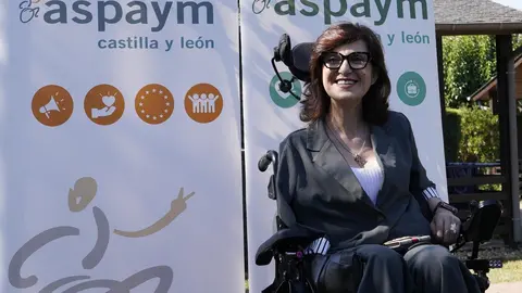La delegada de Aspaym Castilla y León, Mar Matías, durante la presentación del campamento de Aspaym en el Bosque de los Sueños en Cubillos del Sil. Foto: César Hornija