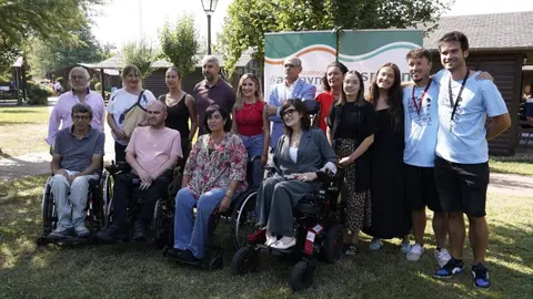 Foto de familia de las autoridades y responsables de Aspaym durante la presentación del campamento en el Bosque de los Sueños en Cubillos del Sil. Foto: César Hornija