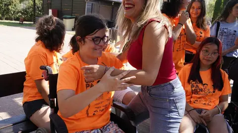 La directora general del Instituto de la Juventud de Castilla y León, Estela López (C), durante la presentación del campamento de Aspaym en el Bosque de los Sueños en Cubillos del Sil. Foto: César Hornija